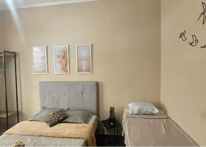 Pousada I House Beach Brasil - com piscina, garagem GRATUITA, Wi Fi, Espaço família para churrasco, Suites com varanda e frigobar, Suites com banheiro e Quartos Standart com banheiro externo, 300m da praia da Tupi, restaurantes e padarias na esquina
