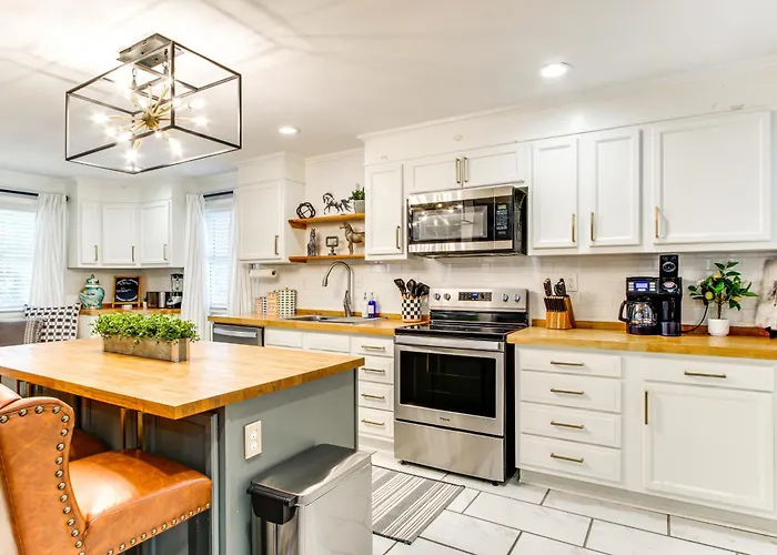 2 Mi To Historic Horse District: Dog-Friendly Home