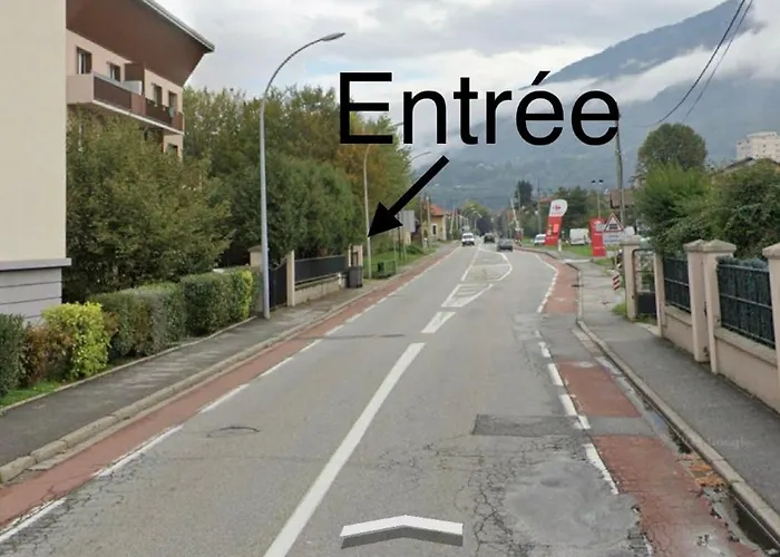Chaleureux T4,résidence avec caméra et digicode ,possibilité location voiture Mercedes gla garage , Netflix, climatisation, petit déjeuner ,repas du soir fondue, raclette , barbecue sur demande