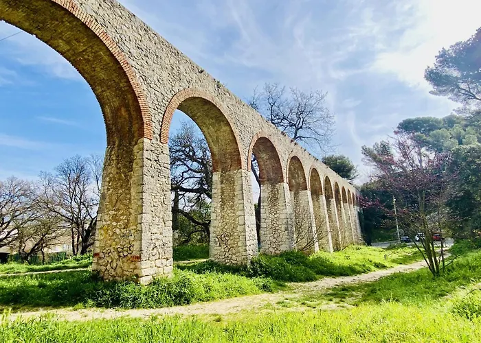 Le Romarin Bas de villa T2 avec jardin et parking au pied de la Forêt