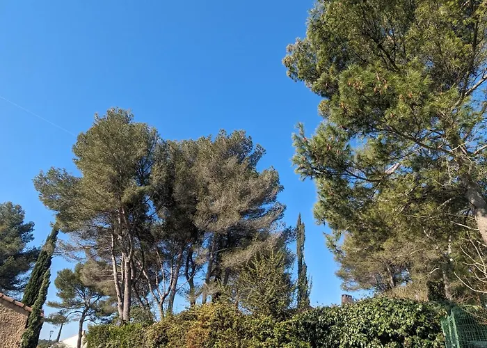 Studio cosy neuf calme -Parking Terrasse privée Piscine 5mn Gare TGV Aix et ZA Aix la Duranne 15 mn Aéroport Marseille