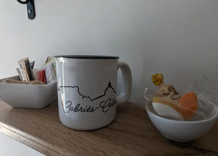 Studio cosy neuf calme -Parking Terrasse privée Piscine 5mn Gare TGV Aix et ZA Aix la Duranne 15 mn Aéroport Marseille