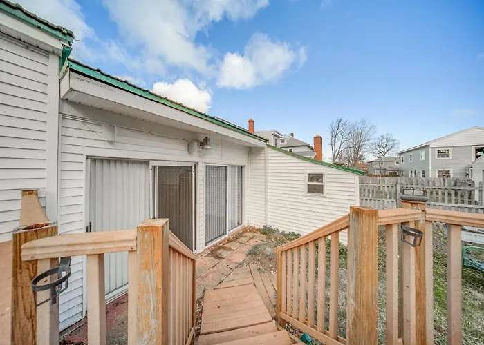 Walk To Lake Erie & Beach Access: Home W/ Deck!