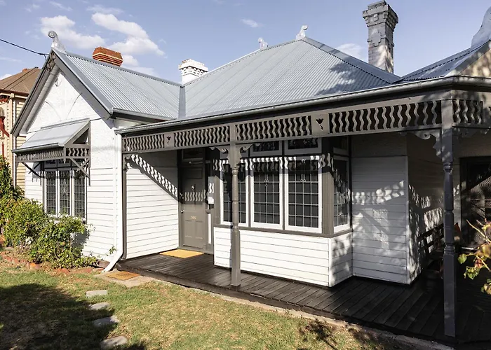 Pet Friendly hotel: Poets Corner Vintage Retreat Walk To View St