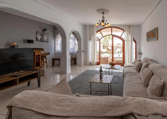 Villa Tricia 6 Bedroom Las Americas