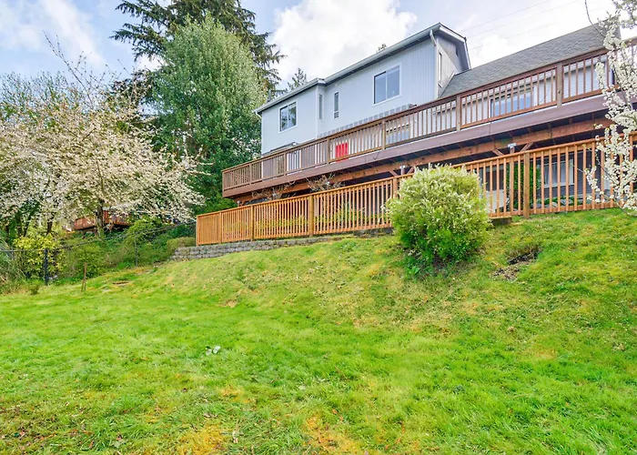 Walk To Beaches: Waterfront Home In Port Orchard!