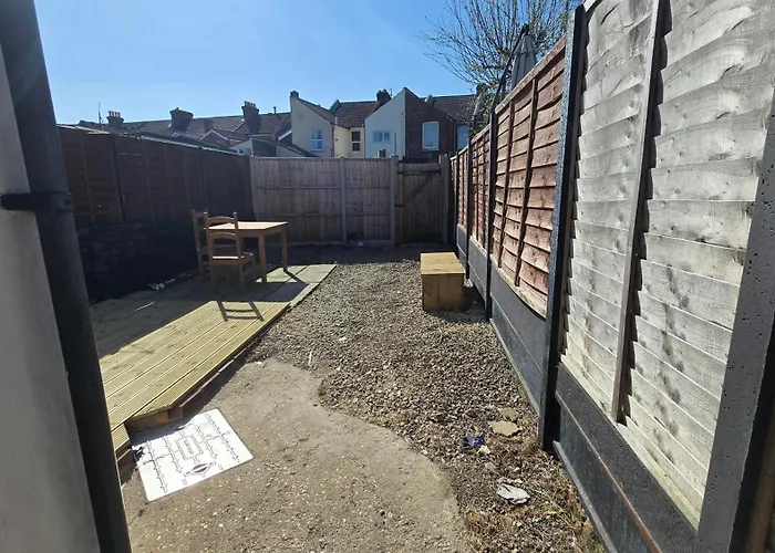 Prince Alfred , 3 Bed Slp 8 Dog-Friendly Gosport Town-House