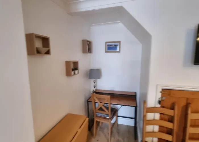 Prince Alfred , 3 Bed Slp 8 Dog-Friendly Gosport Town-House