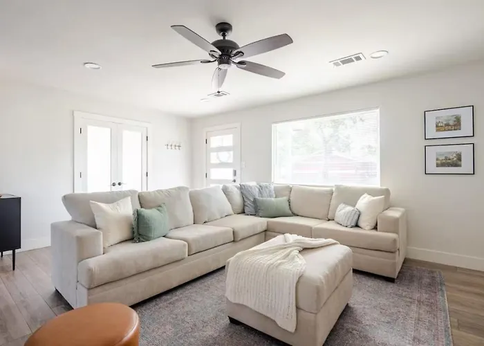 Remodeled 4Br 2Ba Steps From Georgetown Square