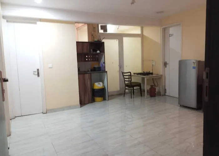 Lodging Nuab House - Near Fortis, Max, Medanta, Paras Hospitals And Huda Metro