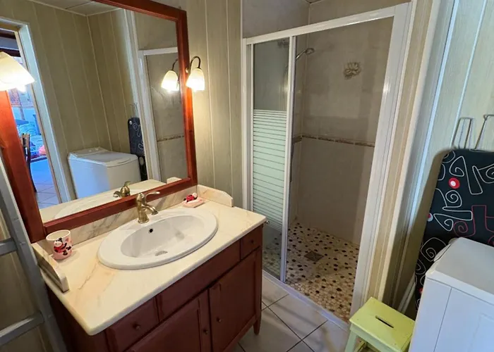 Petite maison avec cour fermée