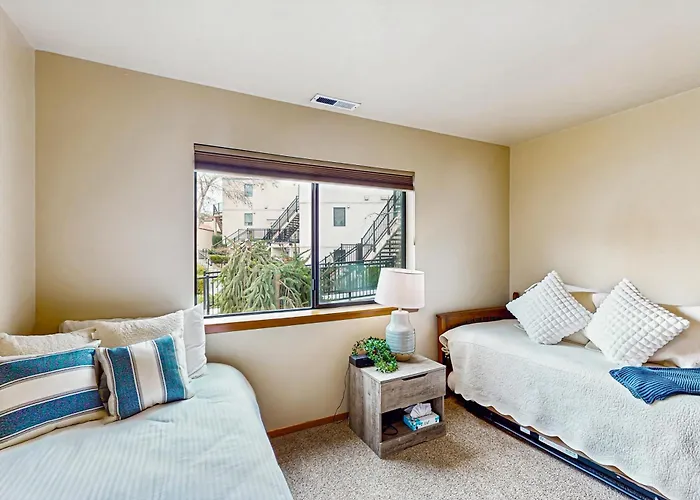 Lake Chelan Shores: Lakeside Luxury #19-5
