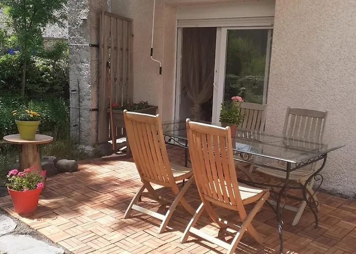 Appartement rez de chaussée avec terrasse et jardin à Tence