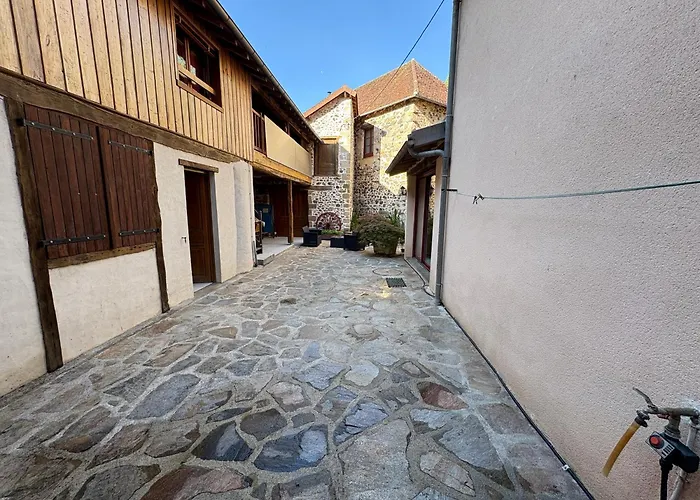 Petite maison avec cour fermée