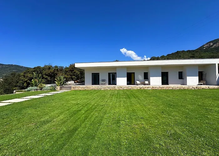 Villas de standing avec magnifique vue mer et piscines privées, Sagone