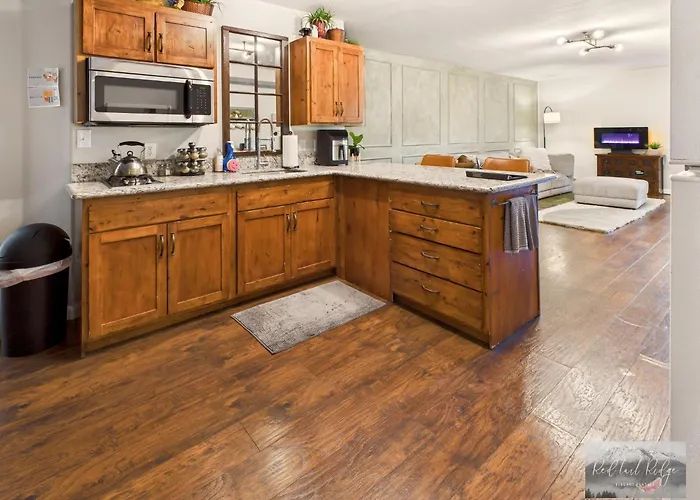 Beautiful Country Apartment, Ac, Pickleball, Billiards, Playground, Gardens