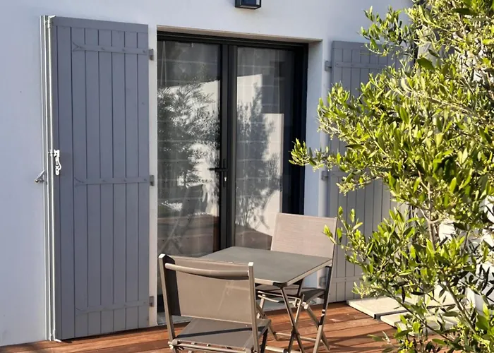 Studio tout confort climatisé avec jardinet, en centre bourg, proche plage, mer, La Rochelle et Chatelaillon