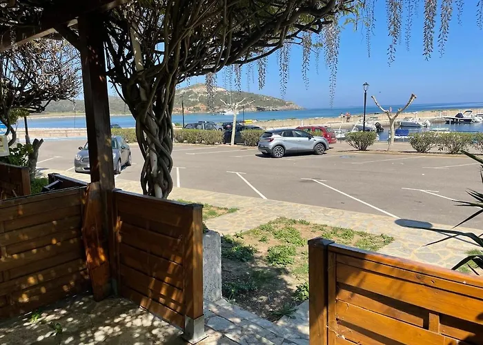 Cap Corse, face à la mer et port paisible
