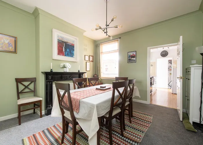 Central 2 Bedroom Cosy House