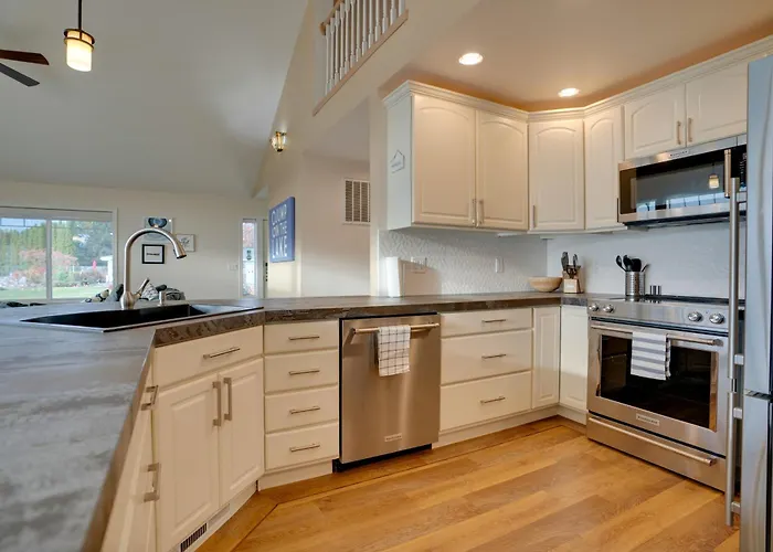 Family Home On Lake Chelan With Mtn + Lake View!