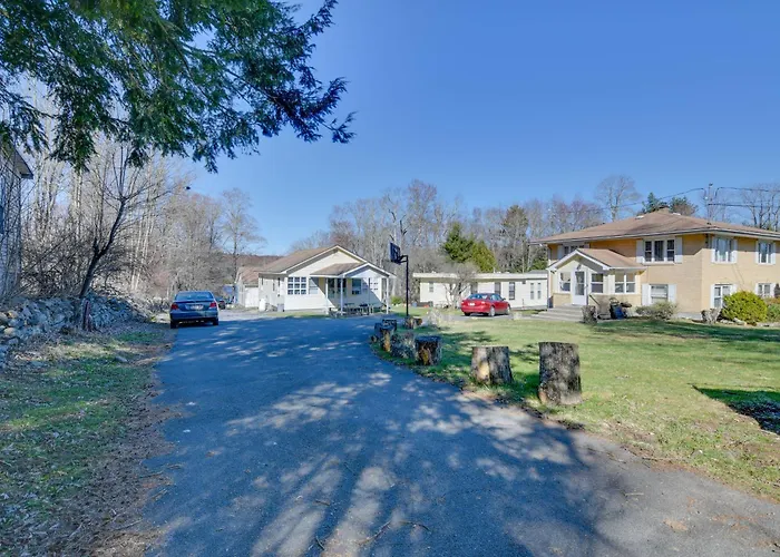 Kayaks & Canoes: Lake-View Retreat In Ellenville!