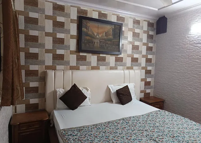 Hotel White Palace,Nizamuddin Railway Station