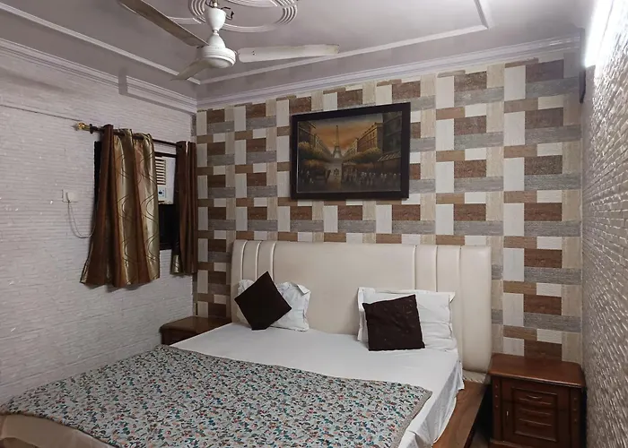 Hotel White Palace,Nizamuddin Railway Station