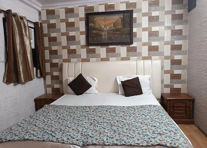 Hotel White Palace,Nizamuddin Railway Station