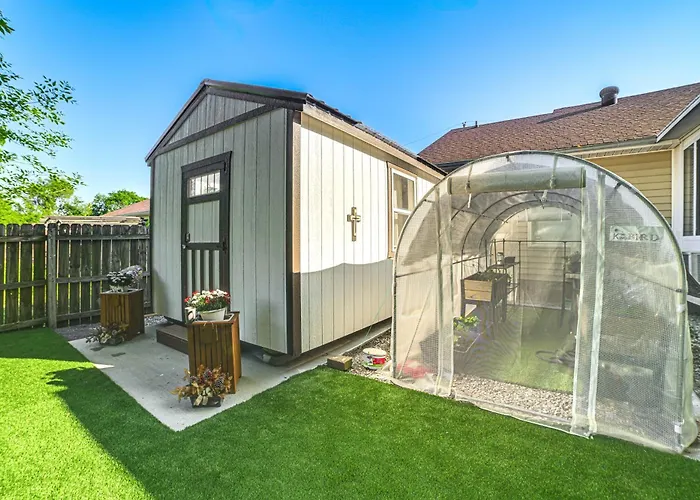 Home W/ Hot Tub, Playset & Grills In Clarksville!