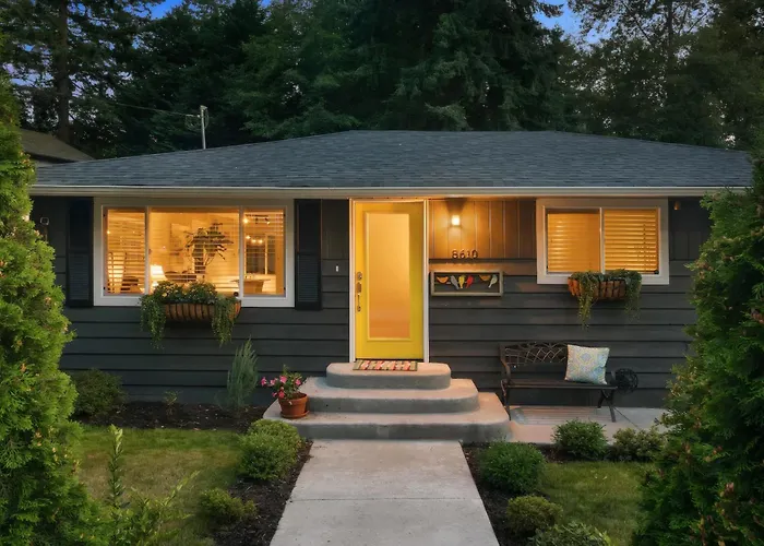 Spacious Main Street Retreat For Families And Large Groups