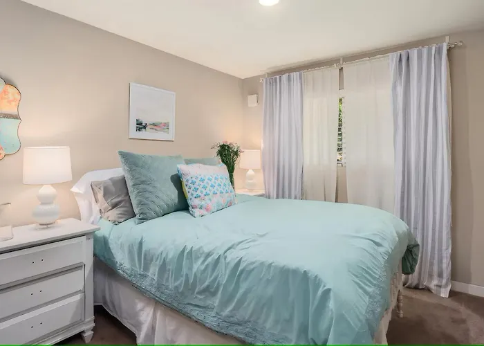 Spacious Main Street Retreat For Families And Large Groups
