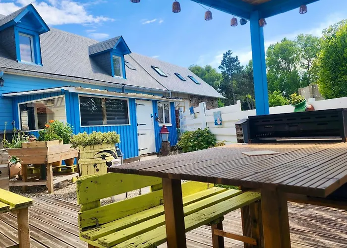 La Petite Maison En Bois Bleue