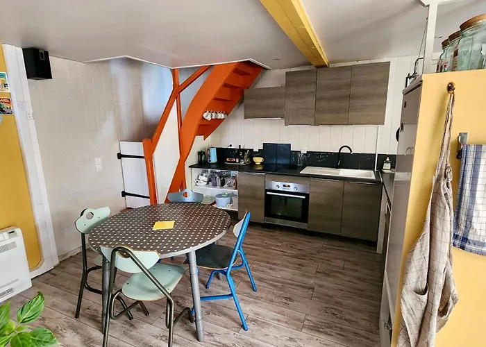 La Petite Maison En Bois Bleue