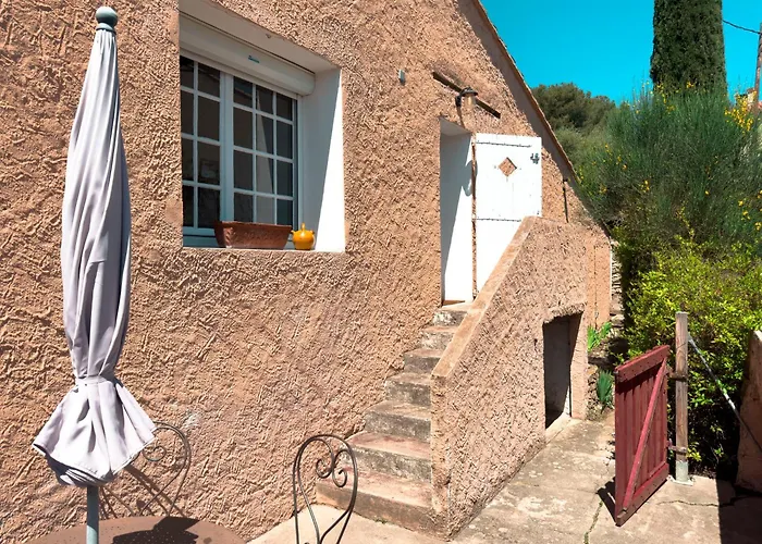 Gîte T2 à 5mn du Circuit Paul Ricard et du village du Castellet et à 10mn des plages de Saint-Cyr-sur-mer, Bandol et Sanary