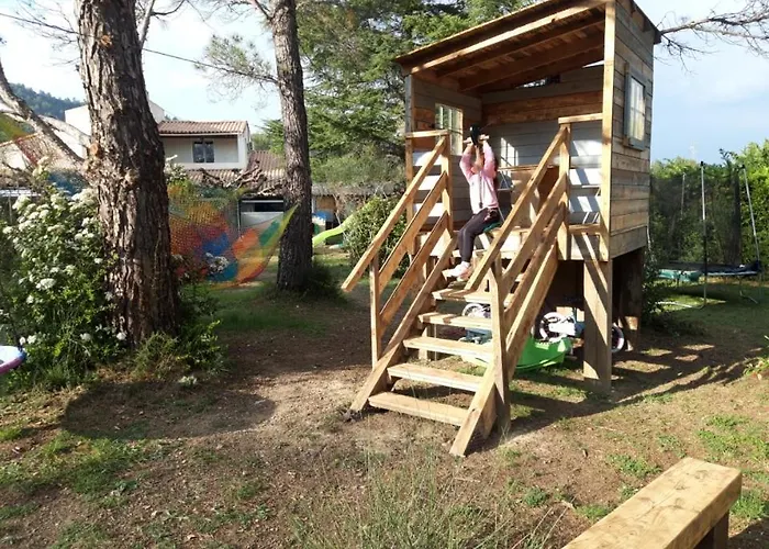 Chalet banane devant piscine, a 6km du festival de piano de la roque d'anthéron
