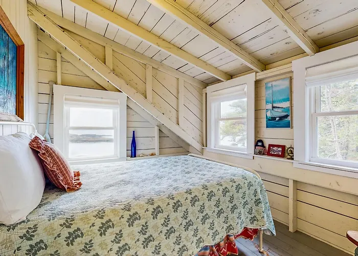 Bayfront Cottage With Fantastic Views & Minutes To Downtown - Dog-Friendly