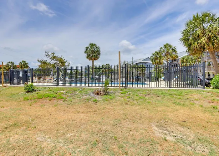 Beach And Pool Access At Condo On Cedar Key!