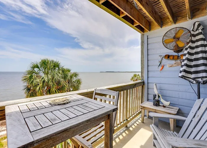 Beach And Pool Access At Condo On Cedar Key!