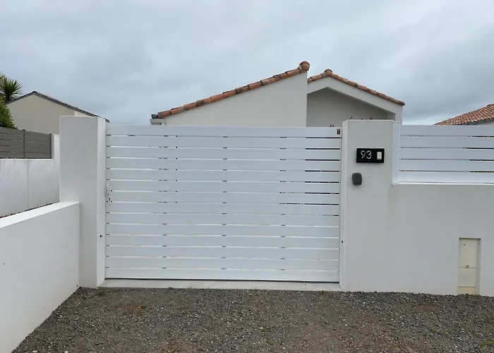 La petite maison zone coulée verte menant a l'océan