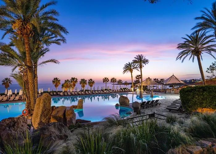 Hotel near College: Coral Beach Hotel & Resort Cyprus