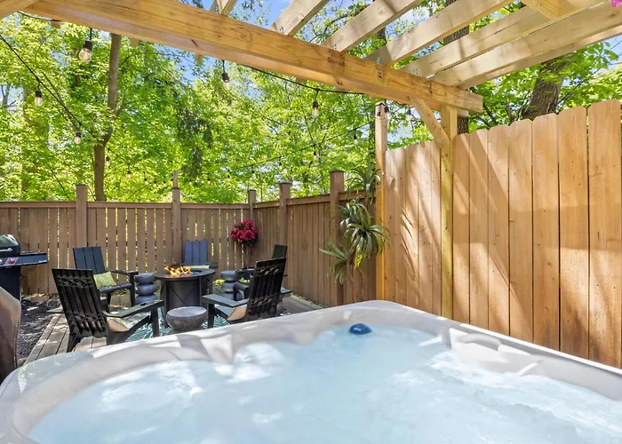 Hot Tub! Close To Cornell, Ithaca College, Commons!
