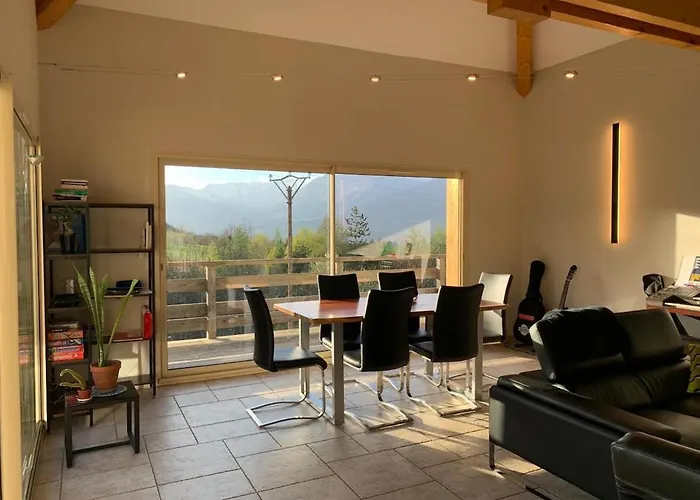 Grande maison, calme et montagnes