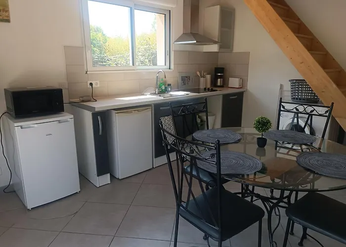 Maisonnette dans hameau provençal
