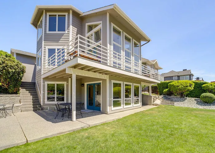 Modern Retreat W/ Hot Tub - Steps To Lake Chelan!
