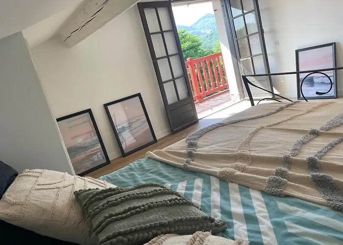 Large Apartment With Mountain View In Espelette