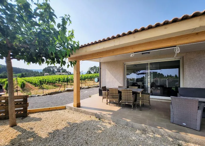 En Ardèche, gîte L'Odalys climatisé avec sa piscine privée et chauffée