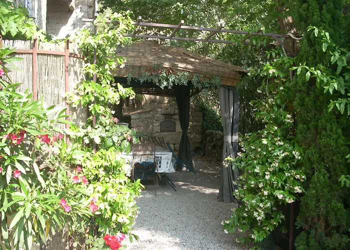 Demeure traditionnelle en pierre avec piscine