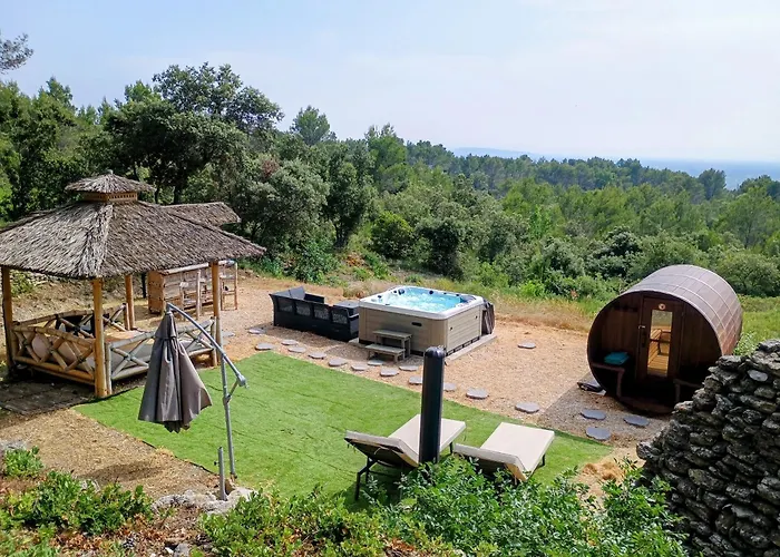Gîte Lavande jardin 33 hectares piscine Spa Sauna au cœur de Provence