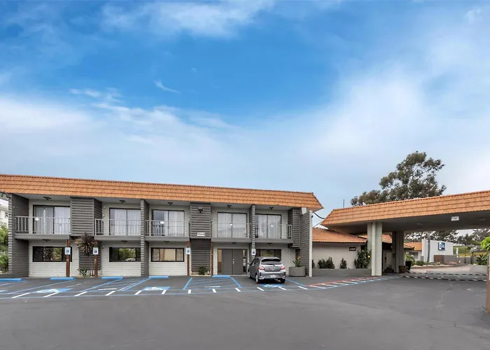 Pet Friendly hotel: Best Western Oceanside Inn