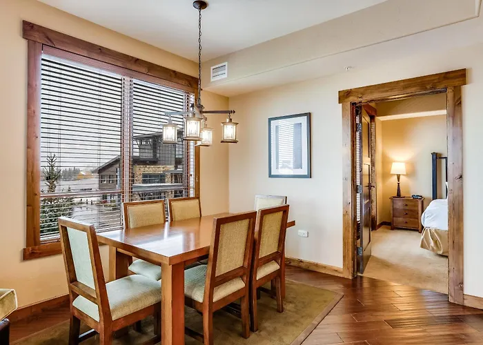 Hotel with pool: Trailhead Lodge